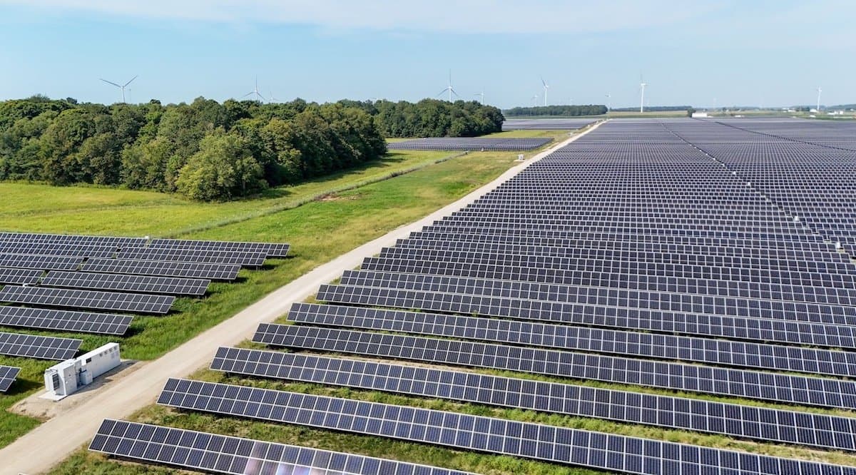 ABB Lança Soluções Eficientes para Energia Solar e Armazenamento