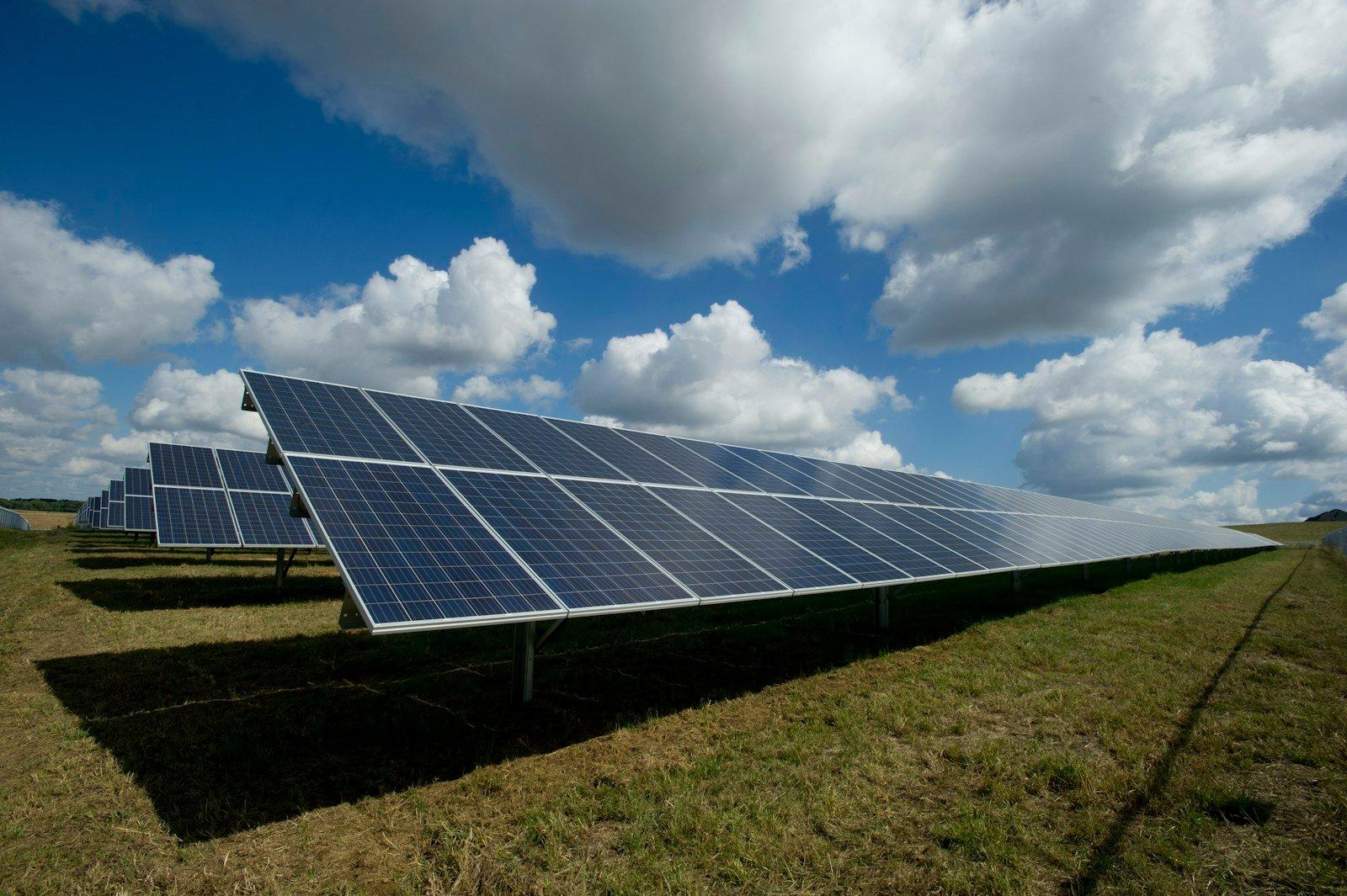 Iluminação Solar Externa: Guia dos Melhores Refletores e Fontes para Jardim em 2026