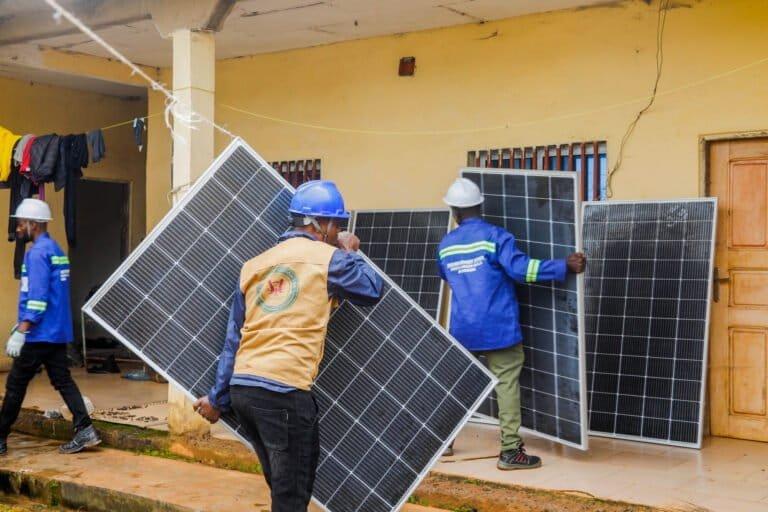 Iniciativa solar leva energia a clĂnicas e empregos a jovens deslocados em Camarões