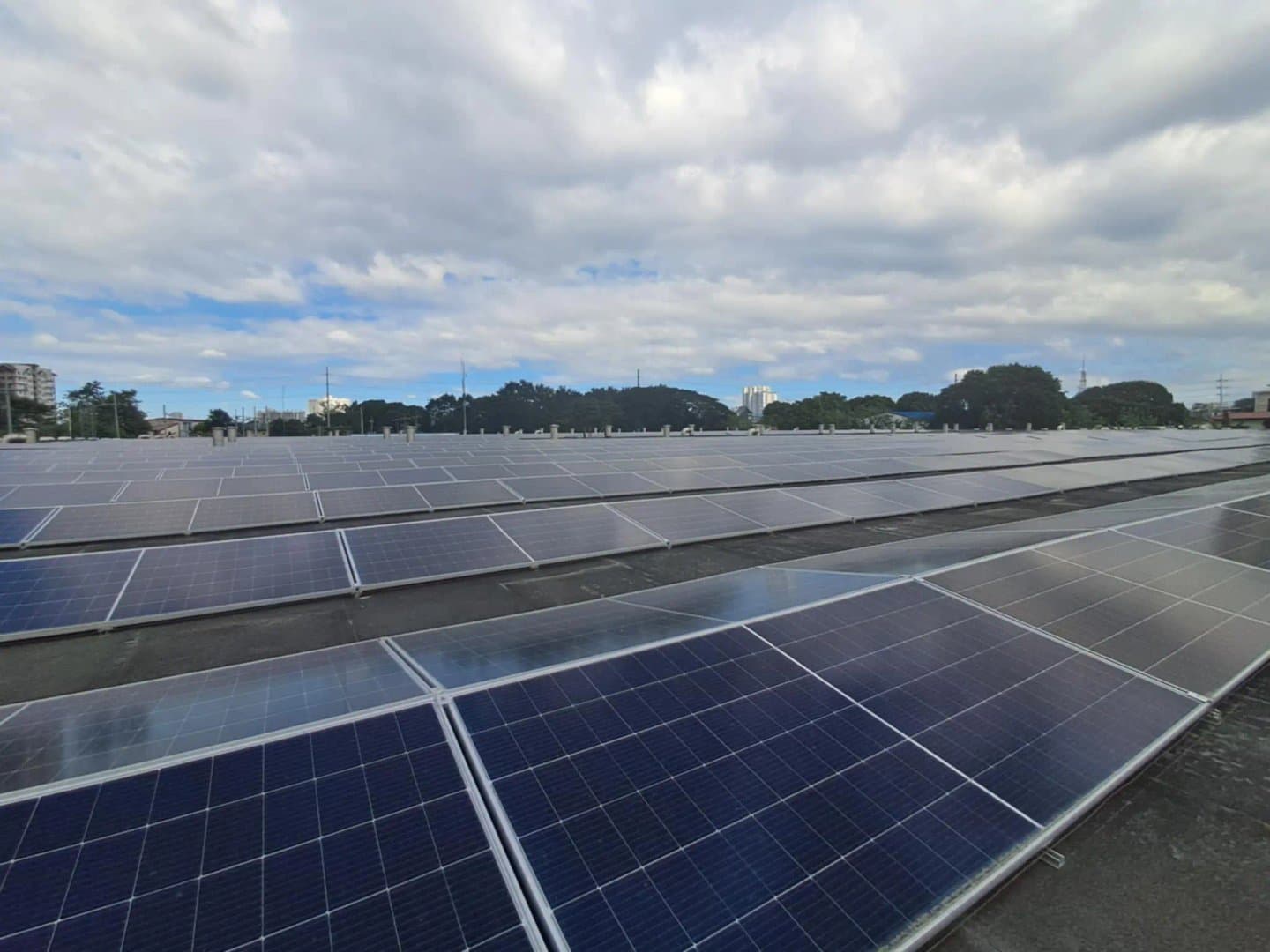 Instalações de Energia Solar Irregulares em Manila Precisam de Controle