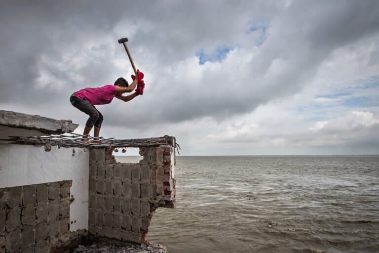Modelos de Habitação Resilientes ao Clima Avançam Lento em Bangladesh