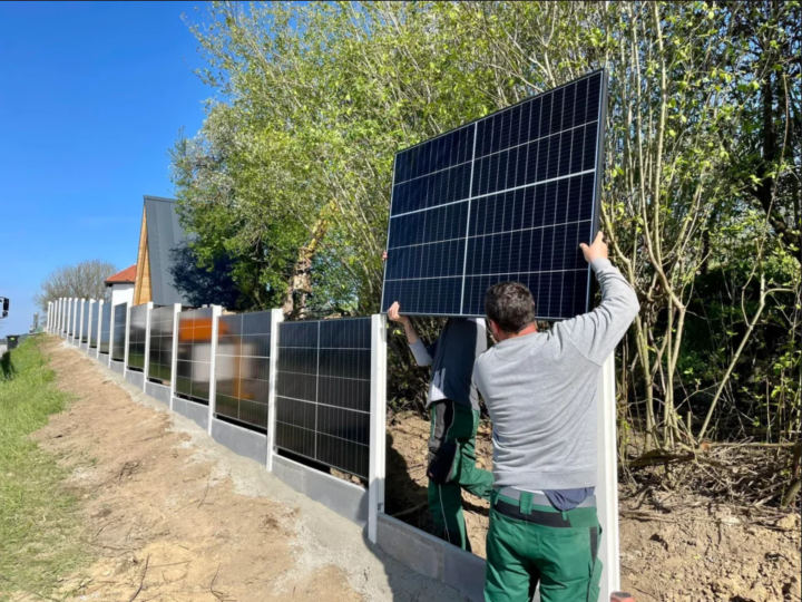 Painéis são usados como muros que geram energia. Isso porquê o custo é muito menor do que colocar em telhados